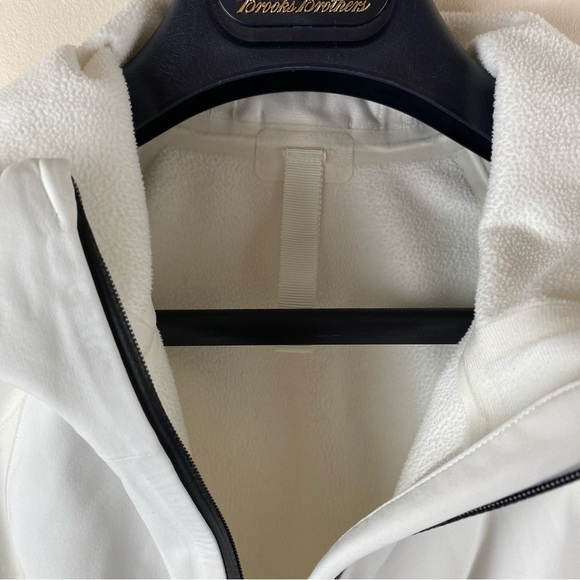 Lululemon Cross Chill Jacket - Picture 8 of 11